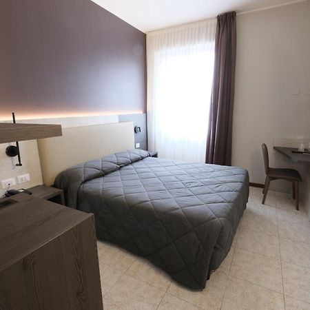 Hotel Mistral Милан Экстерьер фото