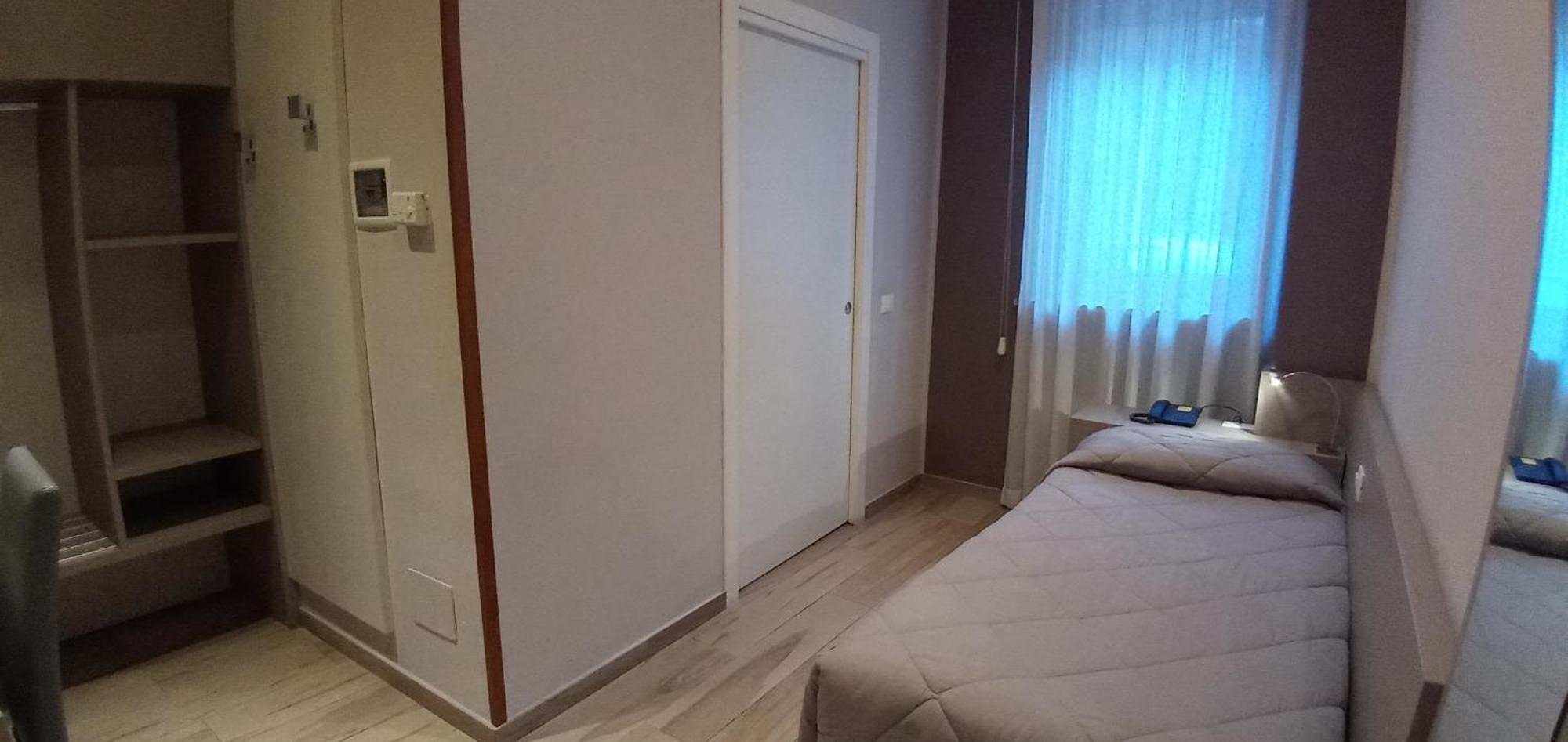 Hotel Mistral Милан Экстерьер фото