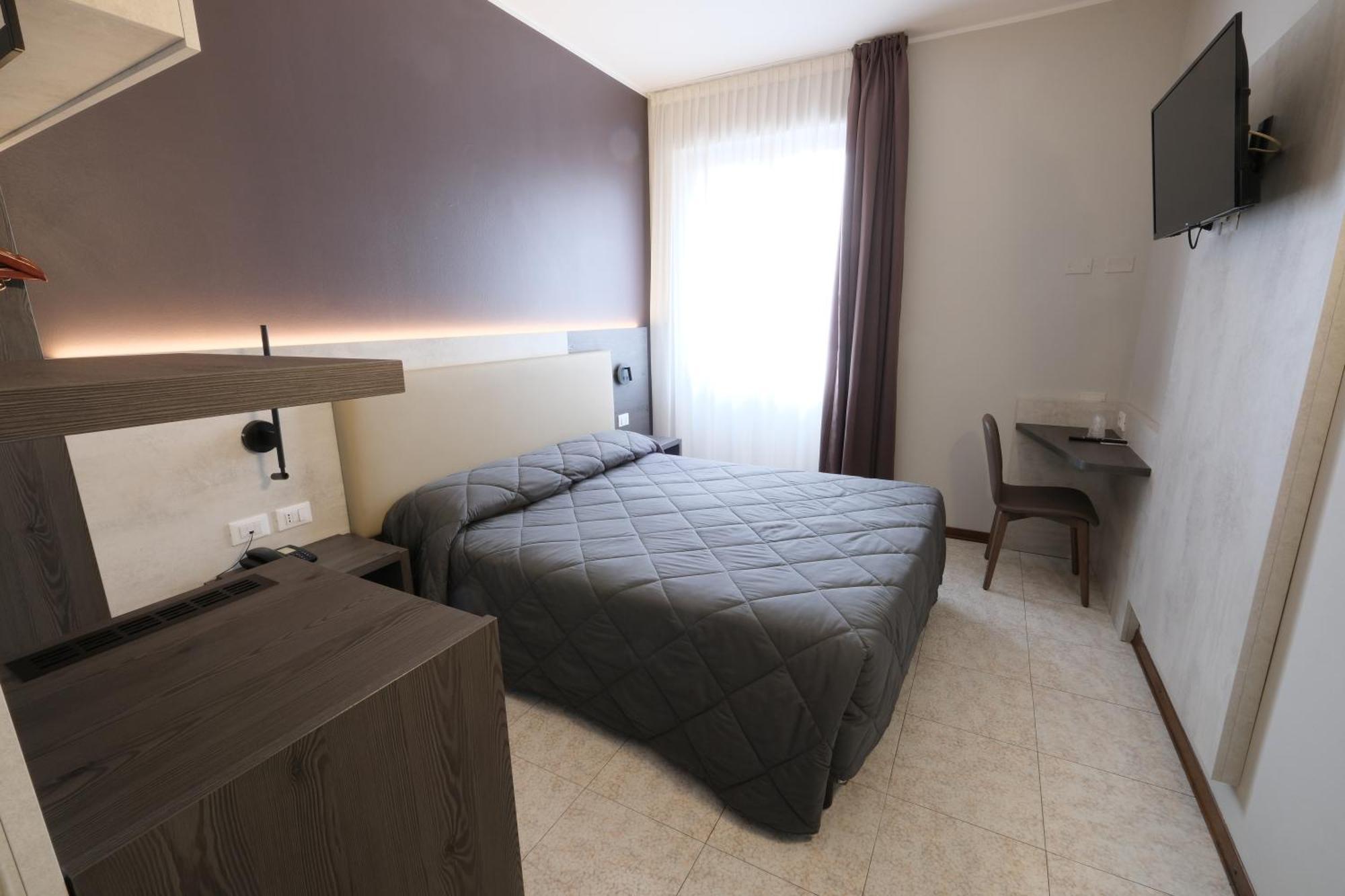Hotel Mistral Милан Экстерьер фото
